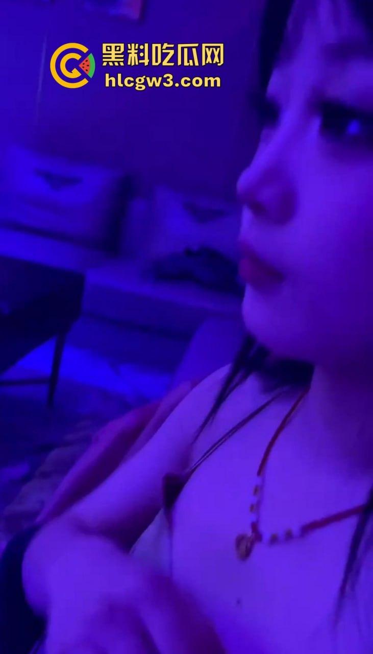 KTV狼友点妹子玩花了，摸到奶子头直接缩进去，全身上下到处RUA没放过 ，这钱摸得绝对回本！-6