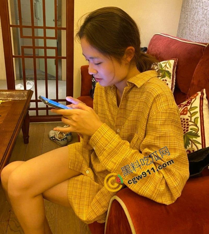 天津大学生【胡玉珊】被渣男金主春药爆操，清纯素颜高潮痉挛，粉嫩小穴被无套爆操，痛并快乐享受横冲直撞-1