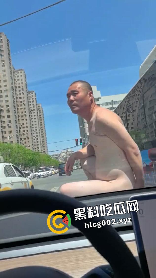 成都裸男大闹十字街头！啤酒肚和大屌都快甩上天了 这是谁的老公和父亲呢-4
