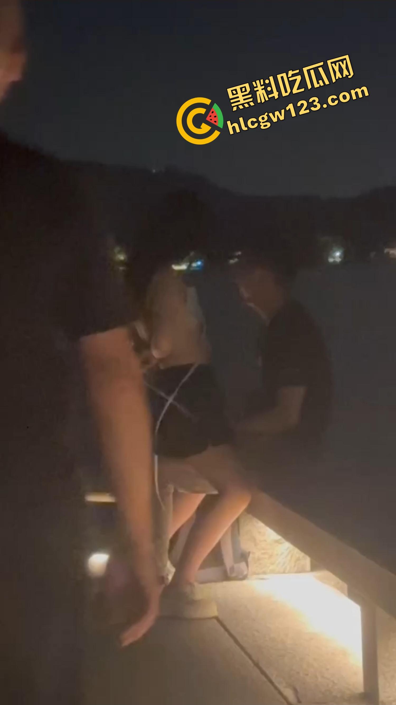 520武汉江边吊带一解开就吸奶，骚女当众喂奶开品，全程不遮羞，坐着就能当场操！-3