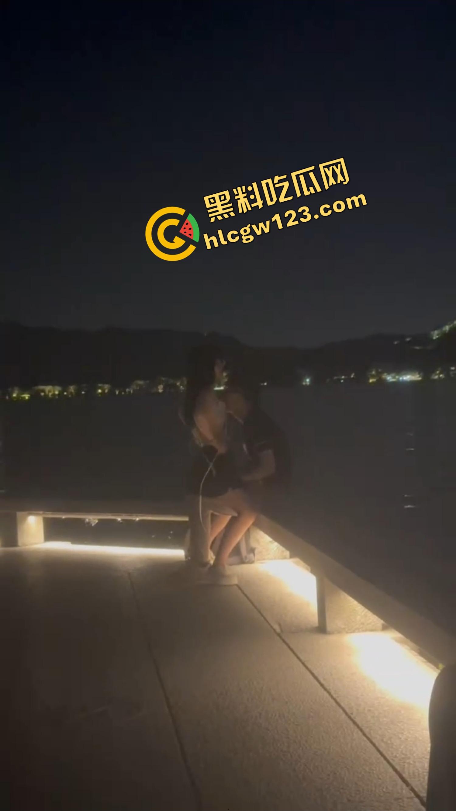 520武汉江边吊带一解开就吸奶，骚女当众喂奶开品，全程不遮羞，坐着就能当场操！-4