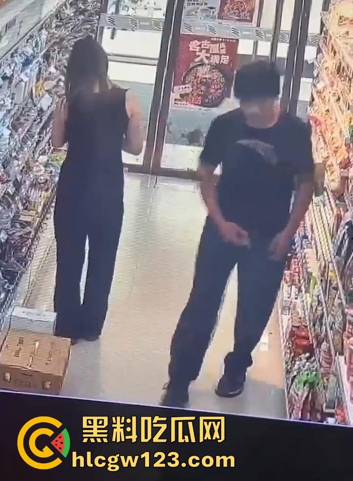 超市惊现安踏变态男！在嫩妹面前盯着蜜臀 掏鸡巴狂甩 变态露出癖好令人瞠目！-1