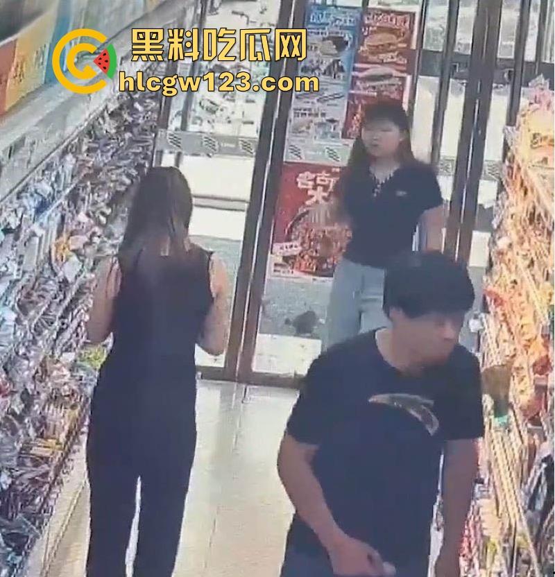 超市惊现安踏变态男！在嫩妹面前盯着蜜臀 掏鸡巴狂甩 变态露出癖好令人瞠目！-3