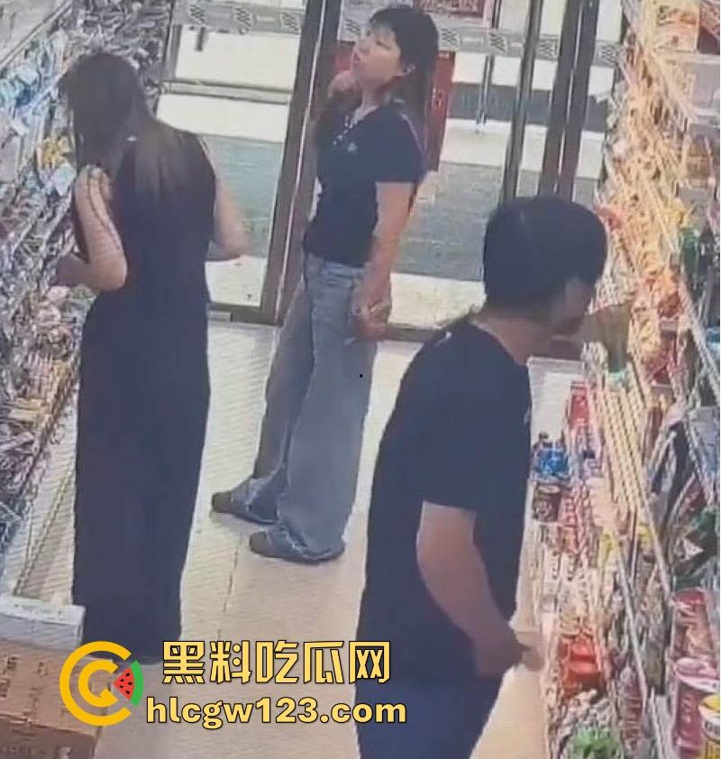 超市惊现安踏变态男！在嫩妹面前盯着蜜臀 掏鸡巴狂甩 变态露出癖好令人瞠目！-6