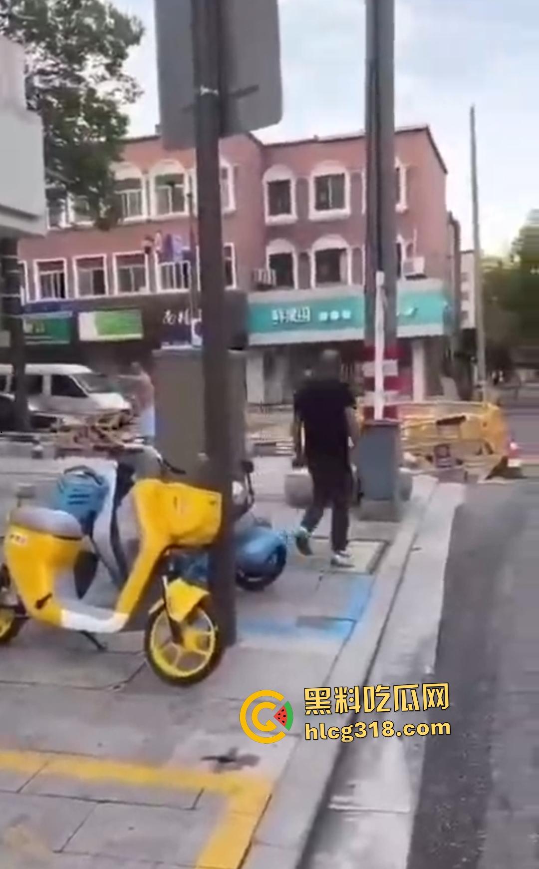 嘉兴斜西街安乐路口四人无故暴打路人！菜刀镰刀梯子狂殴，受害者倒地不起！-1