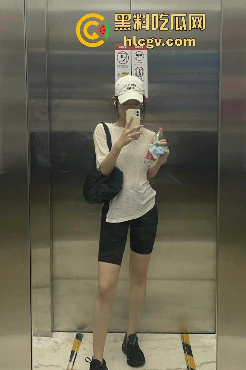 上海国语大学气质女神【夏天】翻车！渔网袜翘臀迎合，房间内变身母狗被强势爆操！-4