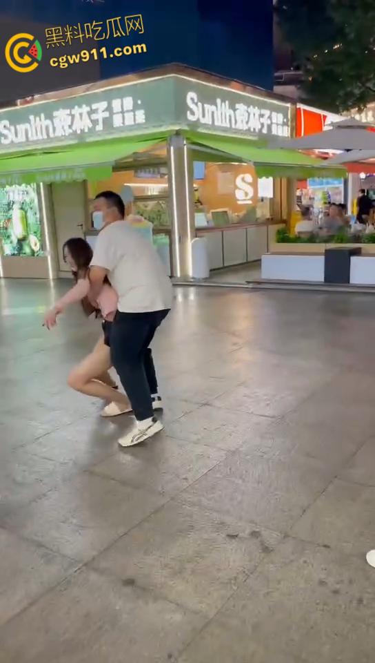 屌丝男给网红美女分期买手机，还没还完就分手了，妹子欲倒卖被现场锁机，撒泼闹事被强制拖出商场！-7