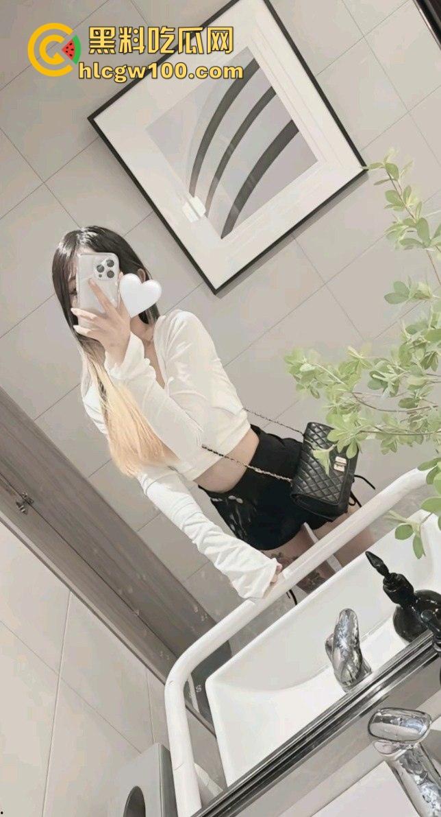 国际版抖音 女网红【林美珍】在酒吧被流氓扒光衣服 两个粉嫩的大奶子爆露了出来，然后被大神带到酒店爆操！-4