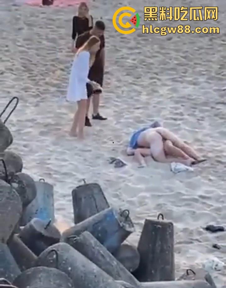 波兰一景区海滩 情侣当众做爱辣眼睛 群众指骂仍搖不停 最后遭热心老哥拿拖鞋暴揍-2