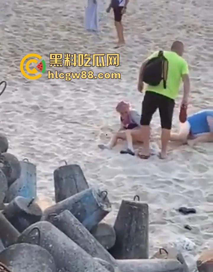 波兰一景区海滩 情侣当众做爱辣眼睛 群众指骂仍搖不停 最后遭热心老哥拿拖鞋暴揍-7