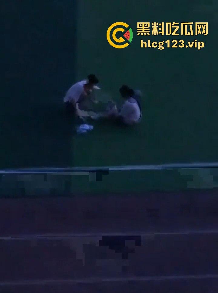 山东工程职业技术大学大一情侣操场啪啪被偷拍！光天化日下学生会带走，年轻人玩得真刺激！-10