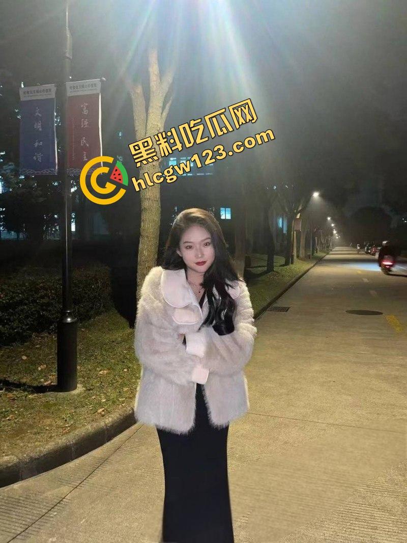 海角淫神『奶气草莓』春药放倒女儿班主任家访，高雅黑丝淫子发骚露真形，嫩洞狠泪操液淫汁狂!-1