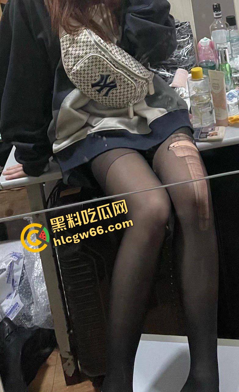 四川师大骚货『李伊丹』表面学霸私下贱母狗，穿JK舔屌求插，男友自拍操成精盆婊子流出！-7