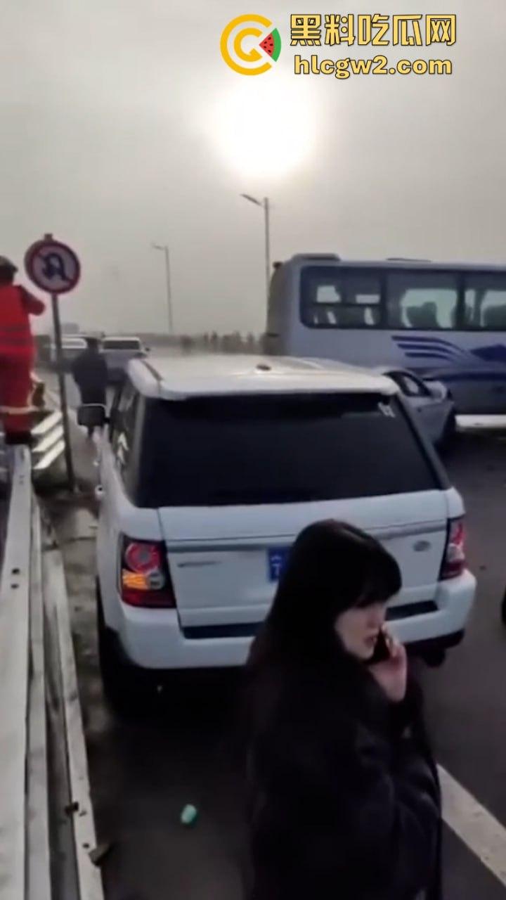 银川高架遇大雾天气暴改碰碰车乐园 致多辆车连环相撞组团“拼车”  场面难得一见-1