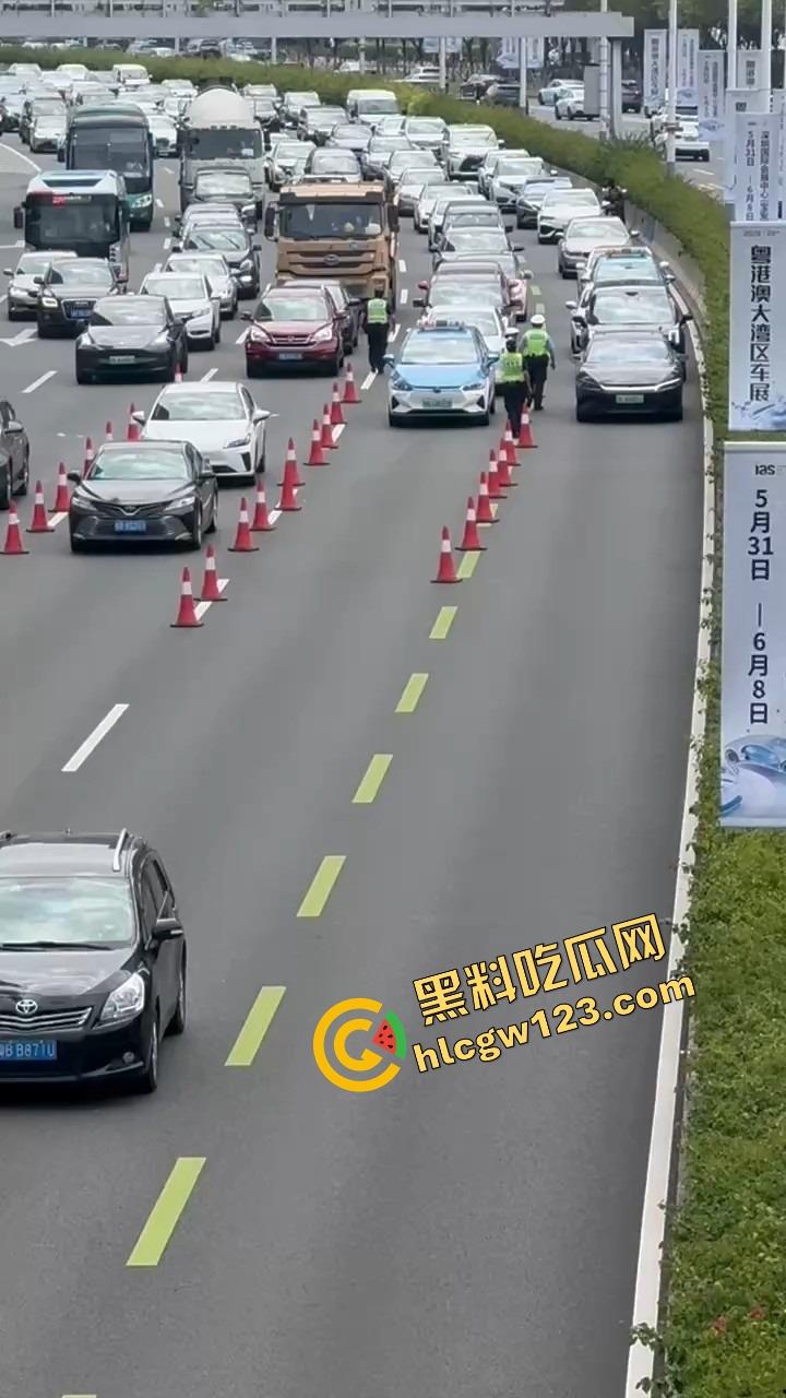 深圳蛇皮摩托哥逆天操作，10个交警围捕失败，全程像跳广场舞，帽子叔叔被耍成陀螺！-1