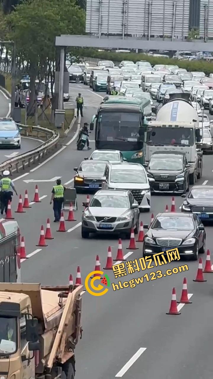 深圳蛇皮摩托哥逆天操作，10个交警围捕失败，全程像跳广场舞，帽子叔叔被耍成陀螺！-6