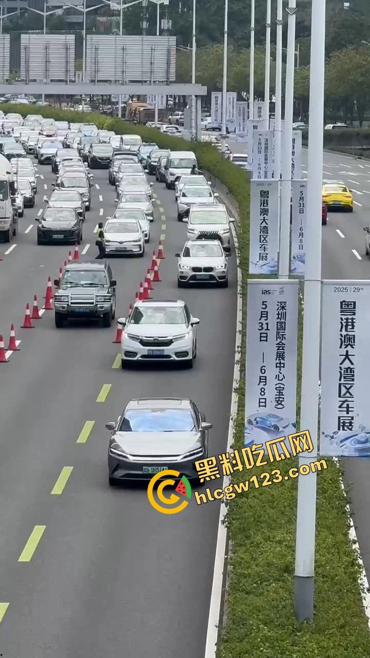 深圳蛇皮摩托哥逆天操作，10个交警围捕失败，全程像跳广场舞，帽子叔叔被耍成陀螺！-8