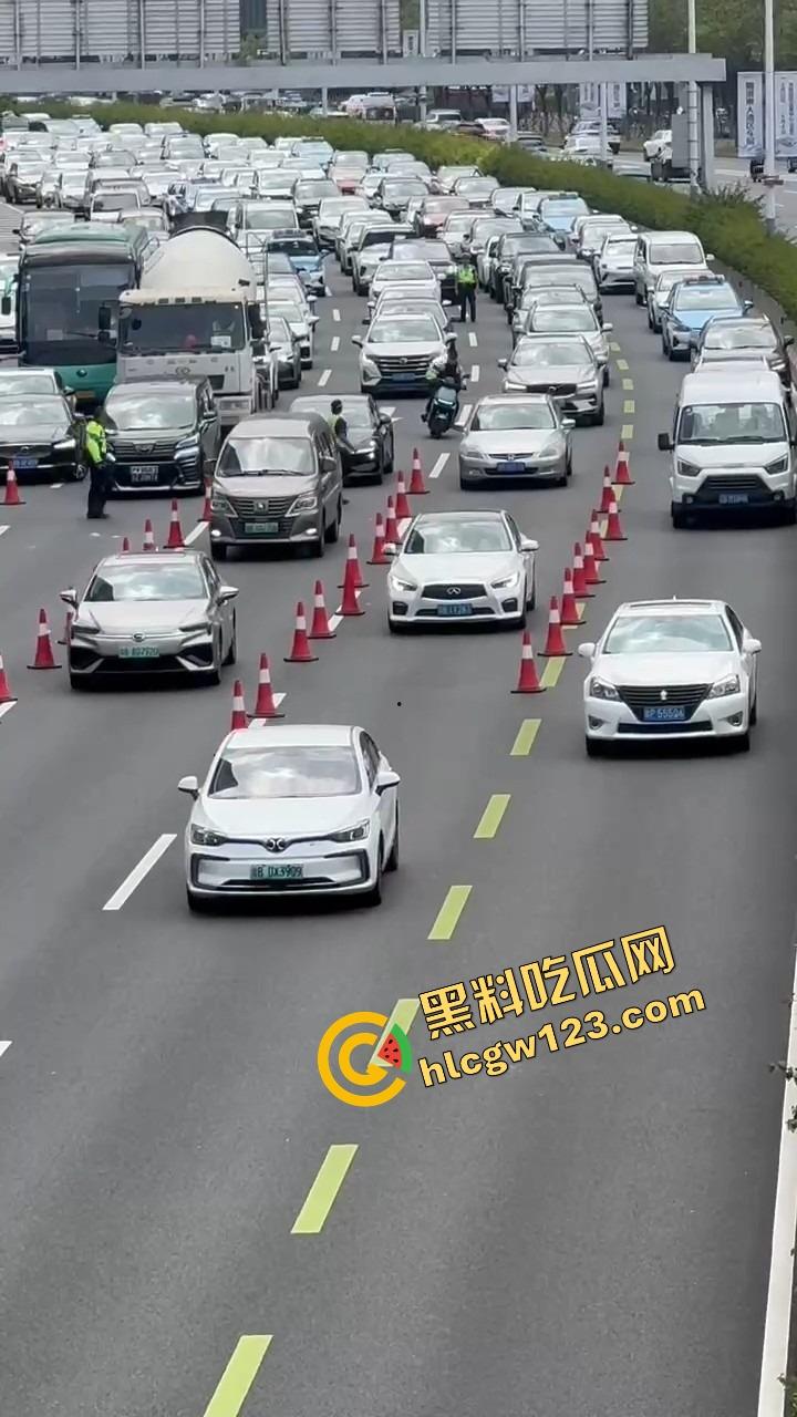 深圳蛇皮摩托哥逆天操作，10个交警围捕失败，全程像跳广场舞，帽子叔叔被耍成陀螺！-10