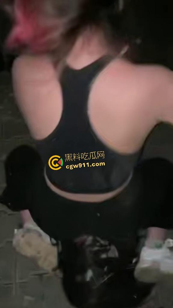 新疆运动女孩暴打绿茶婊子，裤子扒光渔网袜撕烂，骑脸狂扇逼啪啪响，围观朋友吓傻不敢劝！-4