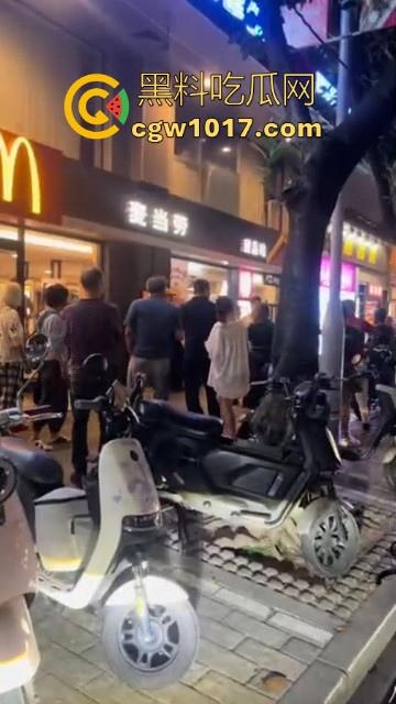 广州小梅大街地头蛇欺负外卖小哥！仗着自己本地人横着走，路人都想冲上去一拳打醒这狗东西！-3