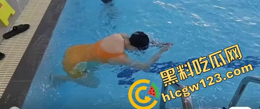 这游泳姿势教练是在床上教的？动作太熟练，一看就是下水前先上床,自由泳怎么越来越像自由用了!-7