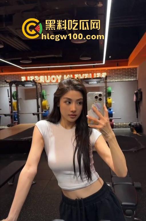 抖音反差婊【殷萧童】的大瓜吃了吗，直播双开一半抖音一半黄播的女主现化身名媛妄想挣脱互联网记忆。-4