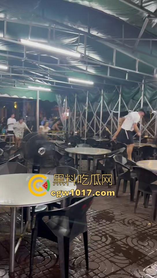 集美开团！温柔姐妹花板凳大战短裤小哥，看出来是真的急了，保安拦都拦不住，上去就是干，姐妹有事是真上！-2