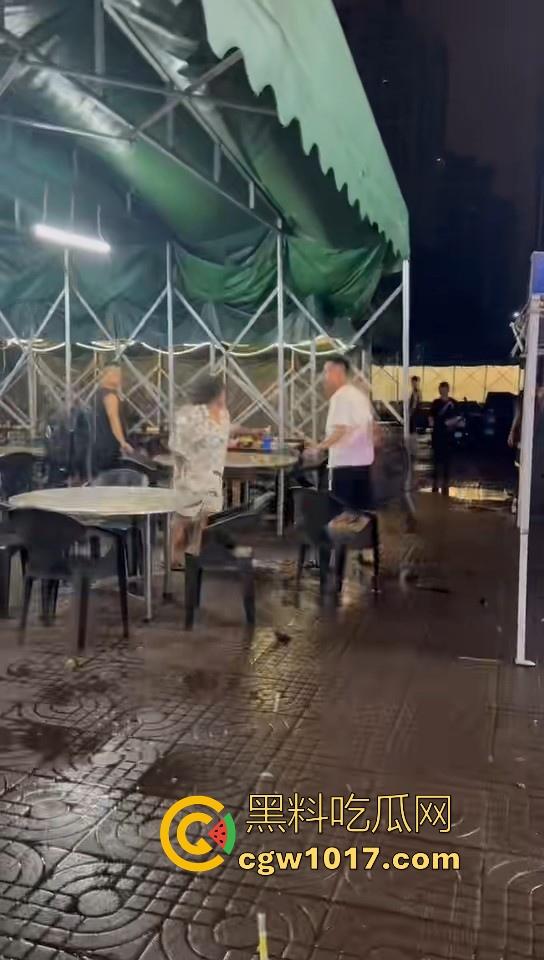 集美开团！温柔姐妹花板凳大战短裤小哥，看出来是真的急了，保安拦都拦不住，上去就是干，姐妹有事是真上！-3