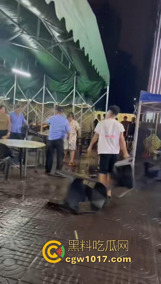 集美开团！温柔姐妹花板凳大战短裤小哥，看出来是真的急了，保安拦都拦不住，上去就是干，姐妹有事是真上！-9