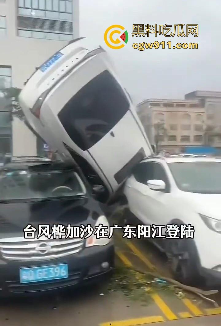 最强的超级台风【桦加沙】登陆阳江后的真实状况，到处都是被吹到的树玻璃，人类在大自然面前是多么渺小啊！-2