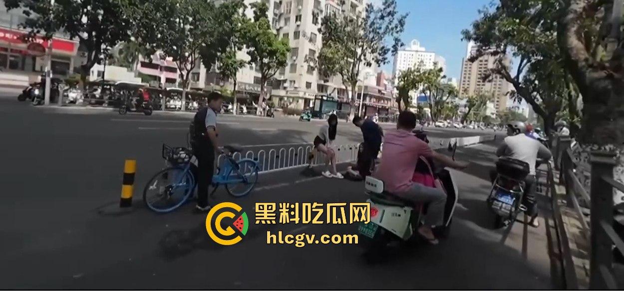 小哥新买电动车上路被3人行喝嗨了的撞飞，妹子砸在围栏上懵了，身材比脸吸睛！-4