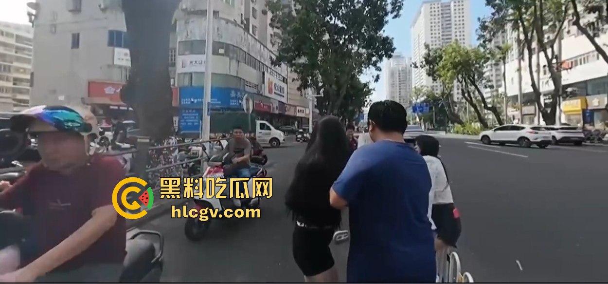 小哥新买电动车上路被3人行喝嗨了的撞飞，妹子砸在围栏上懵了，身材比脸吸睛！-10