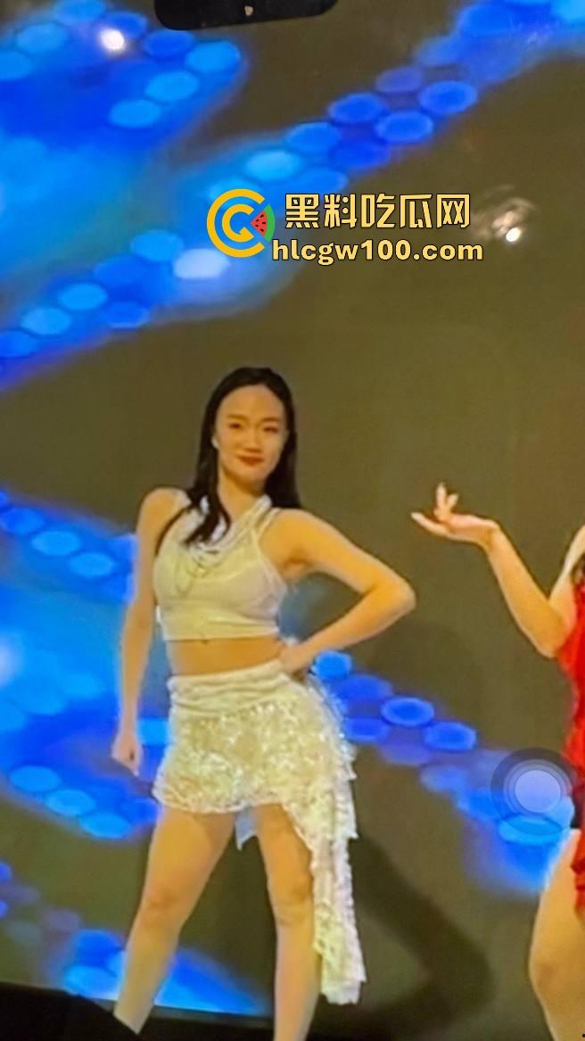 新年第一瓜！福建华侨大学啦啦队女神『应亚菲』背着男友跨年约炮，炮友发视频挑衅感谢新年礼物伤害拉满了！-4