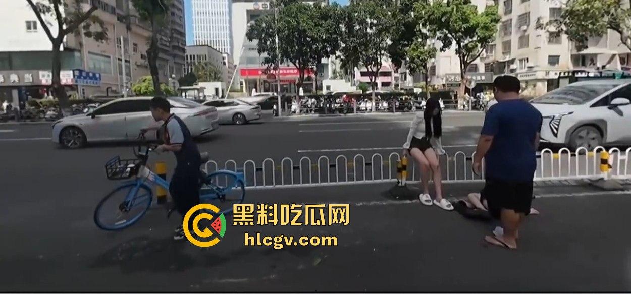 小哥新买电动车上路被3人行喝嗨了的撞飞，妹子砸在围栏上懵了，身材比脸吸睛！-13