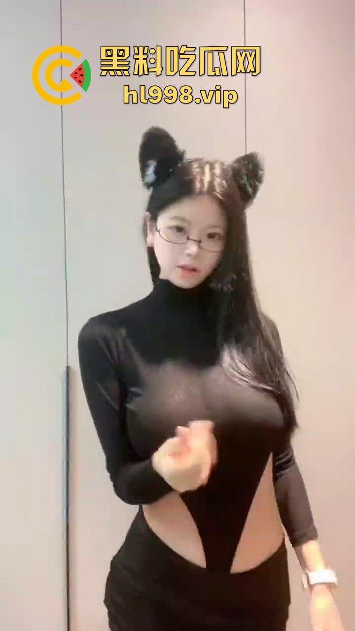 抖音网红【乔乔子】眼镜巨乳御姐玩擦边！大哥刷火箭就给看半露奶子，凭胸前凶器捞金无数！-11