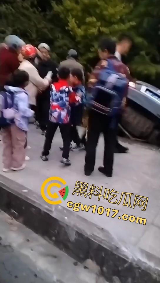 珍爱生命远离女司机！江苏南通北城小学南校区北门，一辆车直冲撞向河里，插在河中央，哎美女这里不能停车！-7