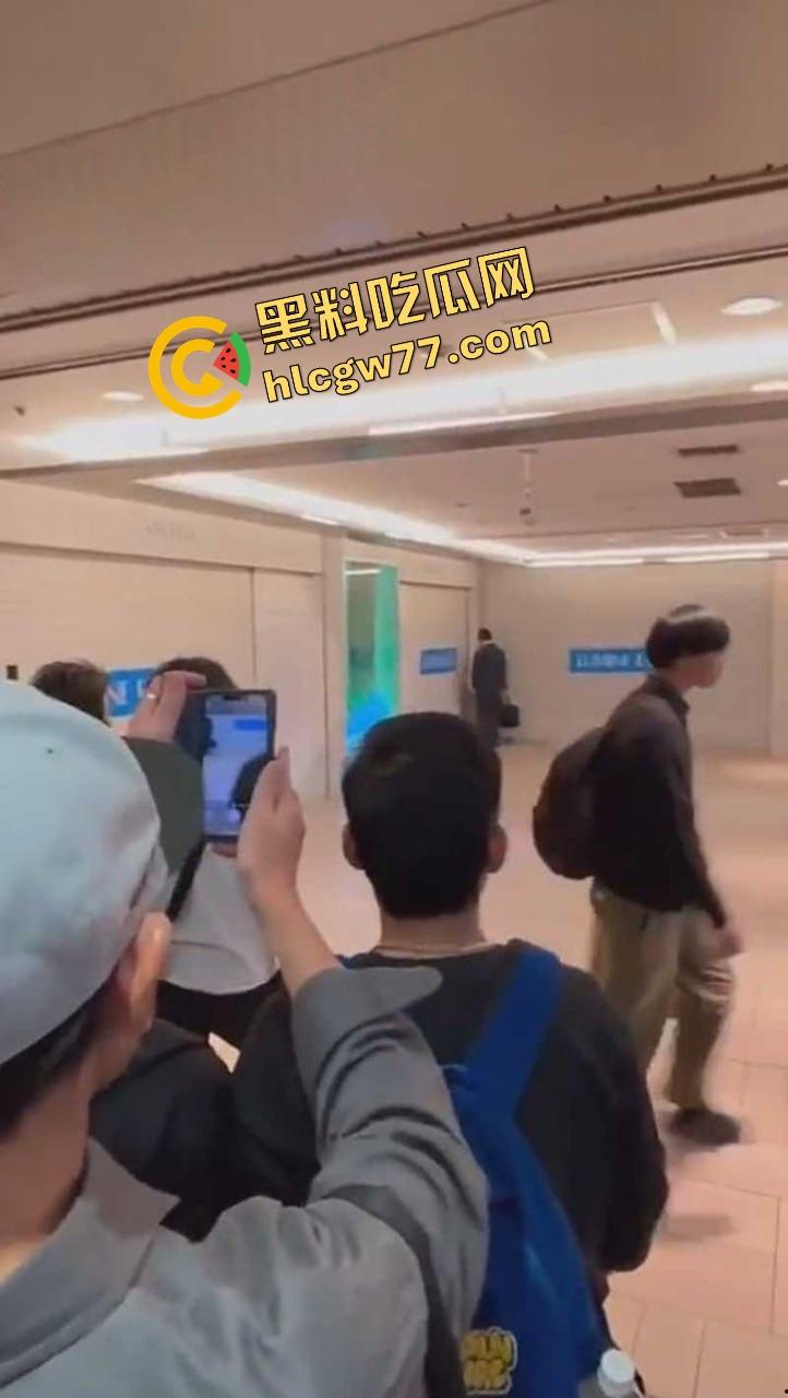 东京新宿站现场开撸？小情侣地铁口边亲边打飞机，游客人都看傻了，八嘎你们AV拍到地铁来了？-8