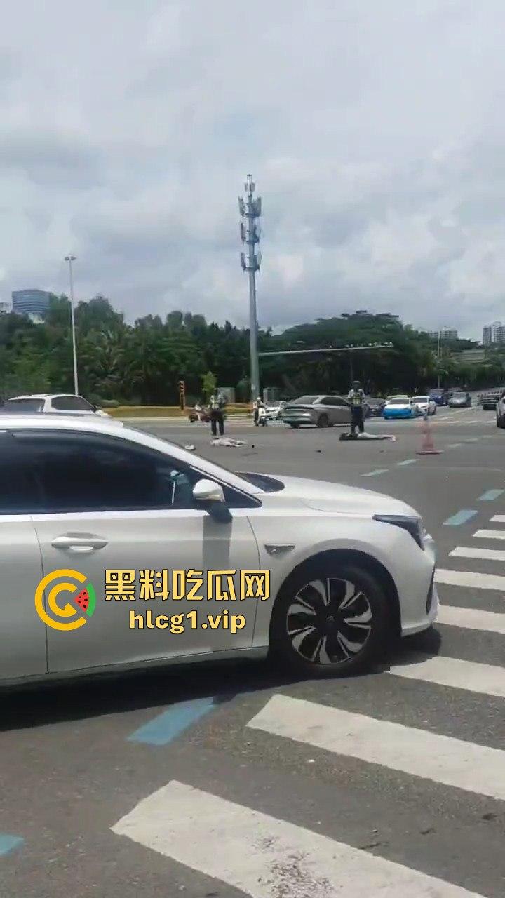 8月21日海南三亚春光路口车祸，两女惨被撞倒在地-6
