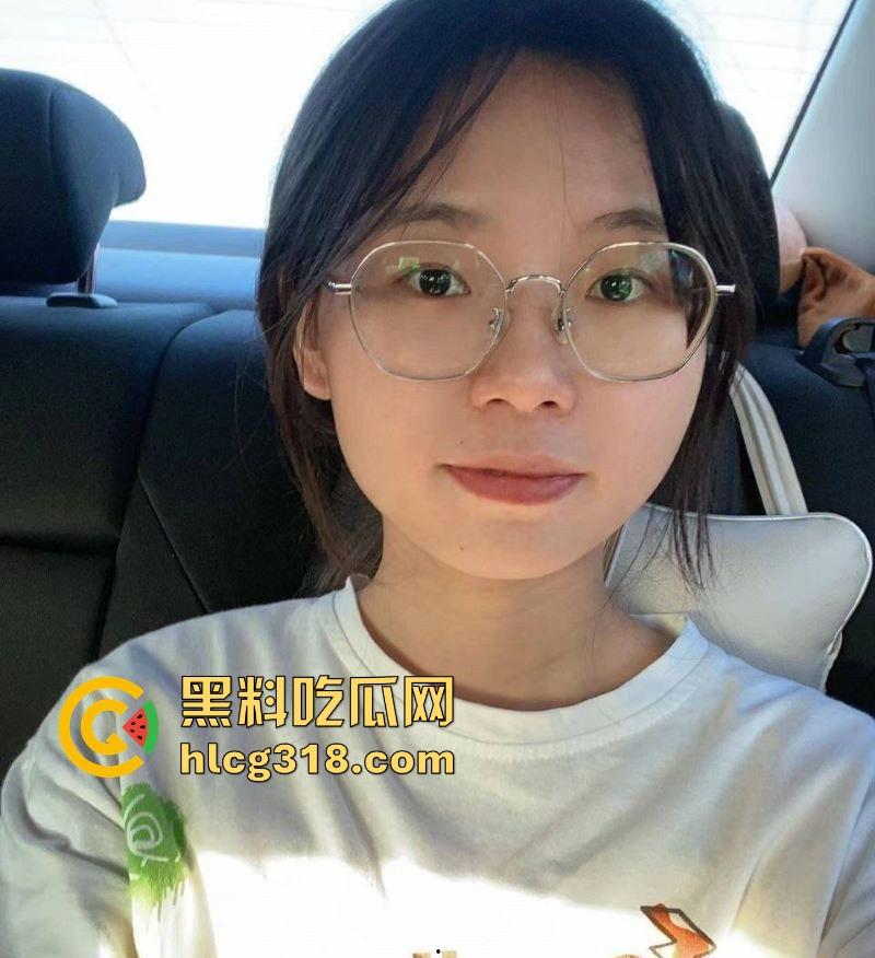 贵州师范大学【刘萩苓】男友调教视频流出！顶级反差尤物，情趣装口交诱惑，胯下抱头猛操樱桃小嘴！-5