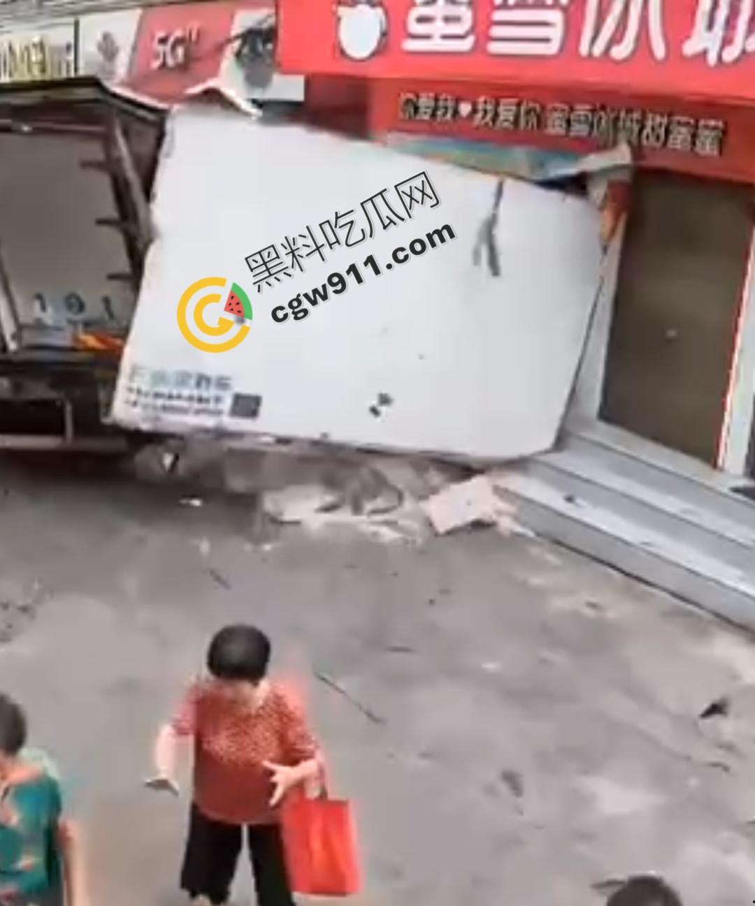 云南勐海惊现失控货车猛撞蜜雪冰城，司机身体严重内伤在地上哀嚎，现场惨烈不忍直视-2