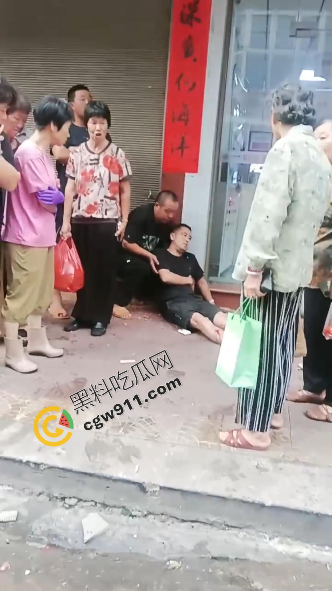 云南勐海惊现失控货车猛撞蜜雪冰城，司机身体严重内伤在地上哀嚎，现场惨烈不忍直视-5