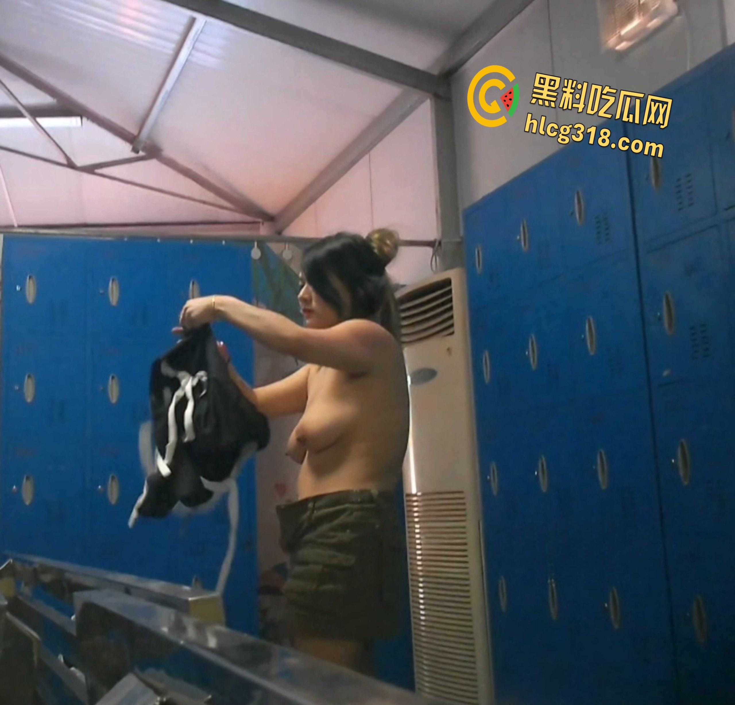 大神偷拍某水上乐园更衣室，多位美乳妹子极品少妇, 偷拍性感酮体换衣过程 !-3