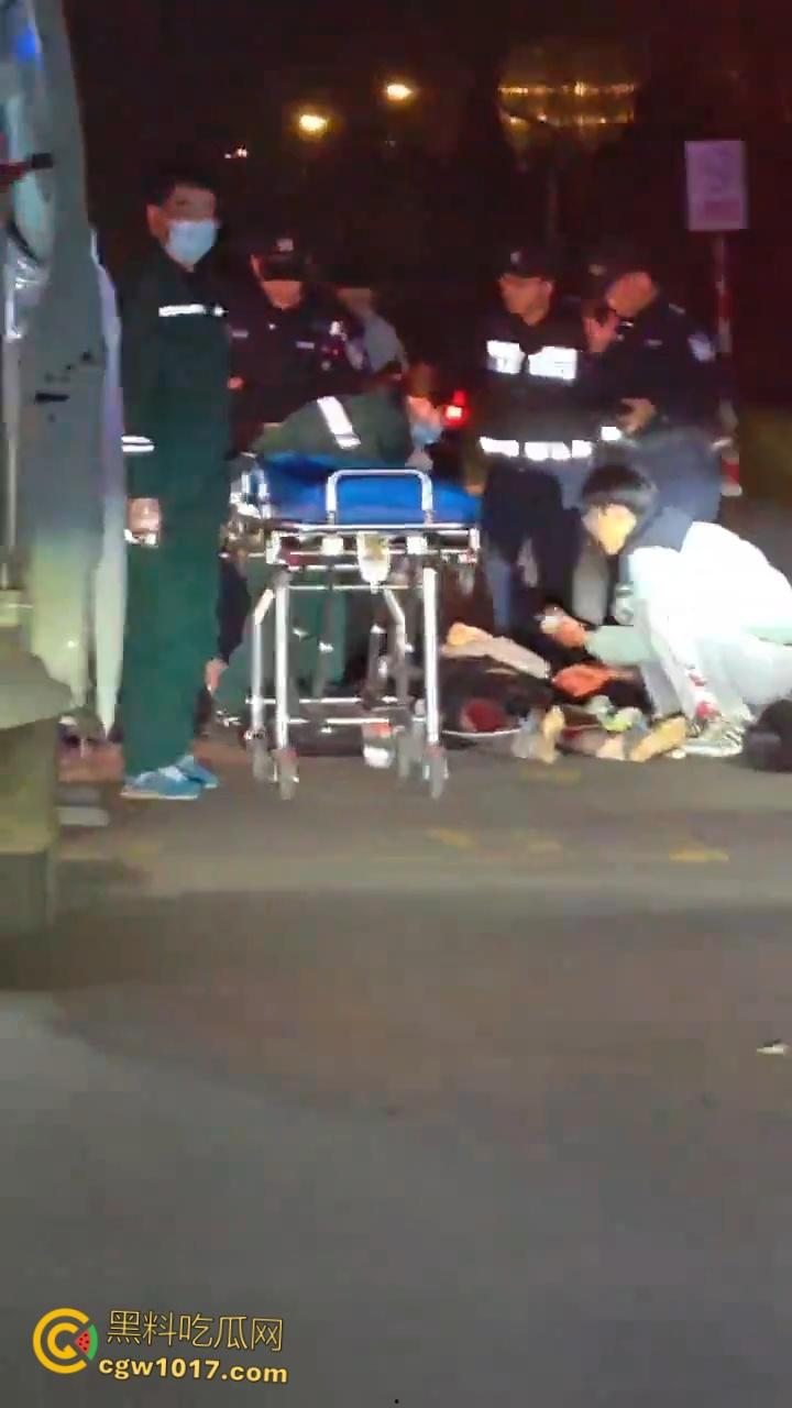 自古奸情出人命，山西文化旅游职业大学，一女子持刀杀害渣男和小三，双双倒地当场一命呜呼盖白布 ！-1