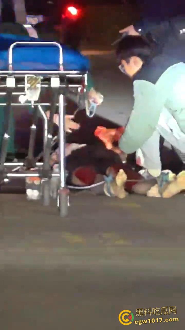 自古奸情出人命，山西文化旅游职业大学，一女子持刀杀害渣男和小三，双双倒地当场一命呜呼盖白布 ！-3