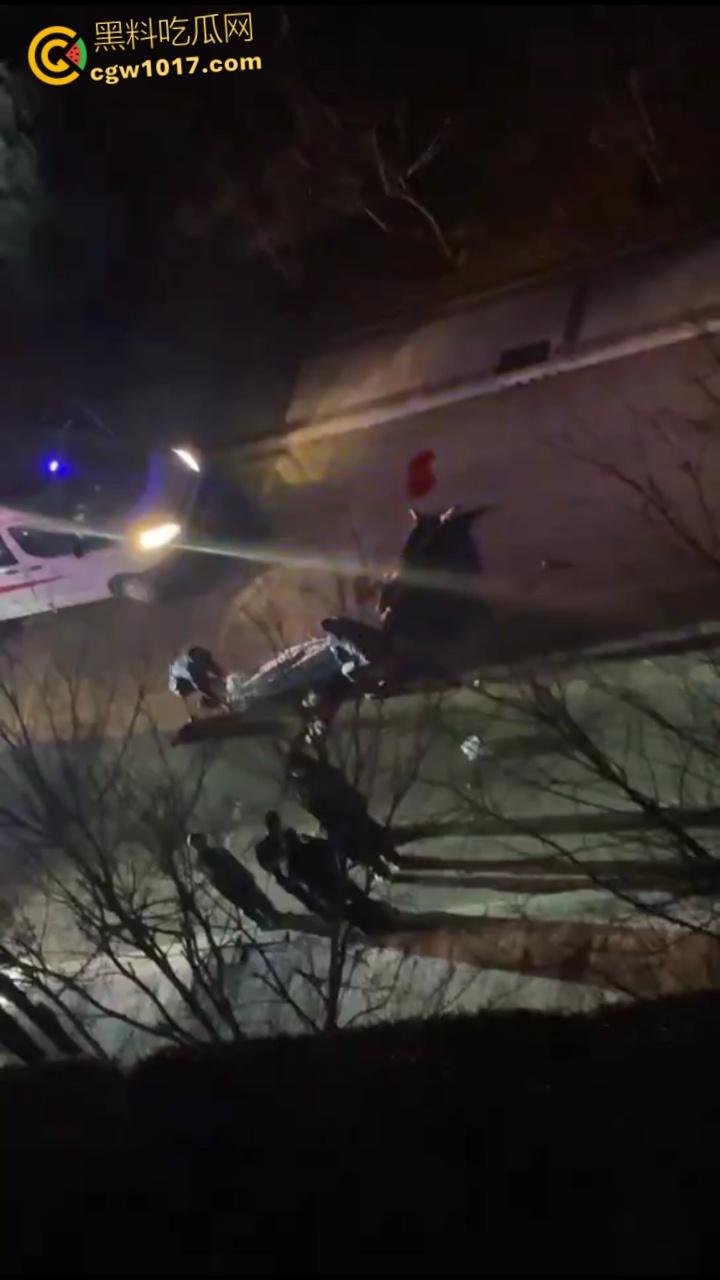 自古奸情出人命，山西文化旅游职业大学，一女子持刀杀害渣男和小三，双双倒地当场一命呜呼盖白布 ！-4