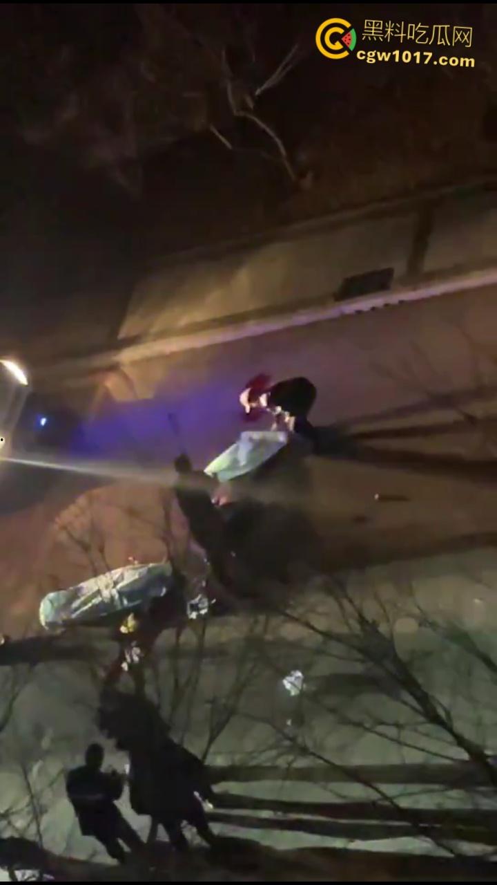 自古奸情出人命，山西文化旅游职业大学，一女子持刀杀害渣男和小三，双双倒地当场一命呜呼盖白布 ！-5