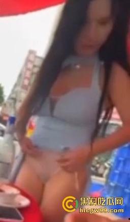 骚娘们打赌输了吃饭时直接撩起裙子把内裤脱下给在座展示她的骚毛毛，真是酒壮熊人胆，旁边男子眼睛都直了！-1