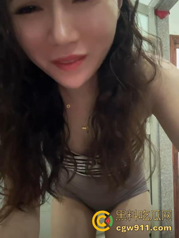 重口颜值少妇，为求流量直播喝自己的尿，骚逼母狗还喝的津津有味， 感觉问题不大！-8