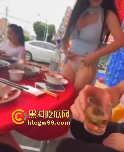 骚娘们打赌输了吃饭时直接撩起裙子把内裤脱下给在座展示她的骚毛毛，真是酒壮熊人胆，旁边男子眼睛都直了！-3
