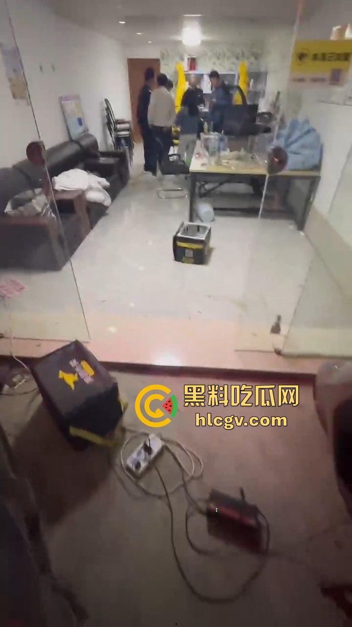 外卖小哥送错单，小仙女顾客怒喷对方，结果两人火花四溅直接开骂-5